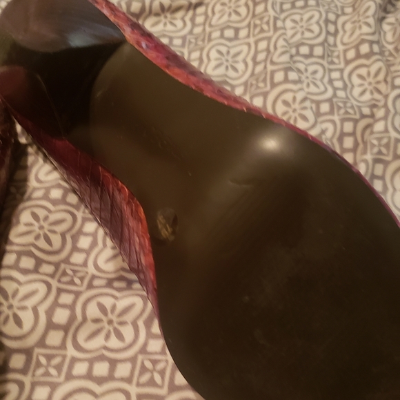 BCBG red snake skin low heel shoe - Picture 3 of 3